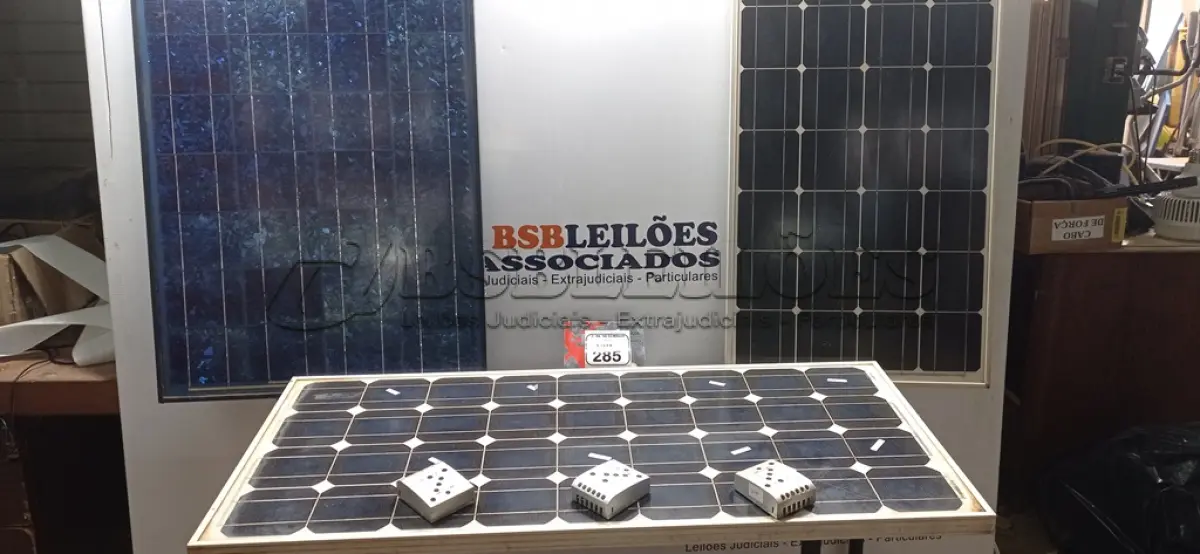 LOTE 285 - 03 PLACAS SOLARES COM 03 CONTROLADORES DE CARGA. (NO ESTADO) ATENÇÃO! FAZER A VISITAÇÃO ANTES DE ARREMATAR, NÃO SABEMOS SE FUNCIONA, LEILÃO NÃO TEM GARANTIA E NEM DEVOLUÇÃO, SUJEITO A POSSÍVEIS AVARIAS VISÍVEIS/OCULTAS E/OU AUSÊNCIA DE COMPONENTES.