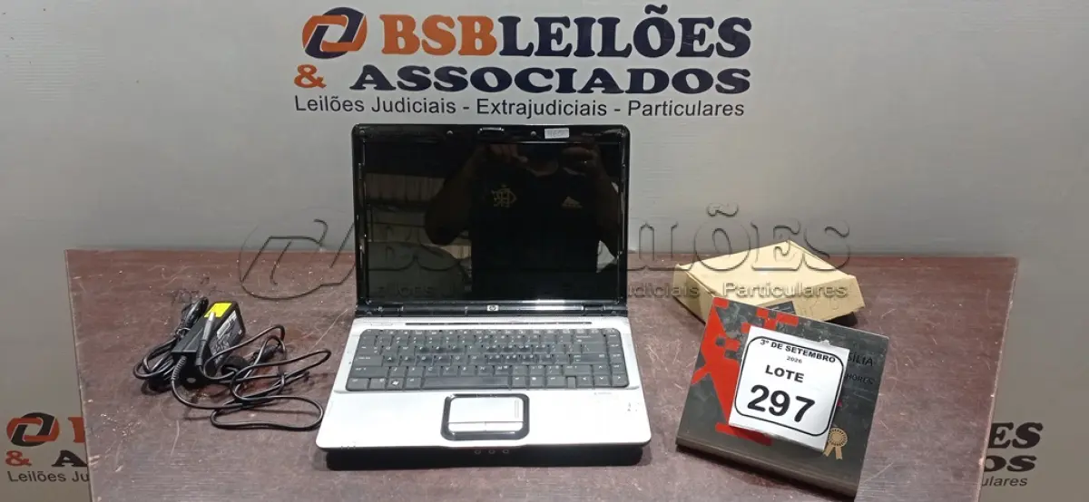LOTE 297 - 01 NOTEBOOK MARCA HP E 01 FONTE. (NO ESTADO) ATENÇÃO! FAZER A VISITAÇÃO ANTES DE ARREMATAR, NÃO SABEMOS SE FUNCIONA, LEILÃO NÃO TEM GARANTIA E NEM DEVOLUÇÃO, SUJEITO A POSSÍVEIS AVARIAS VISÍVEIS/OCULTAS E/OU AUSÊNCIA DE COMPONENTES.