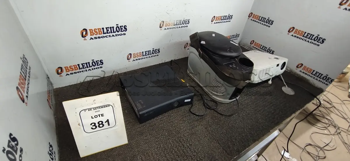 LOTE 381 - 01 MINI GELADEIRA MARCA BLACK DECKER, 01 XBOX E 01 PROJETOR. (NO ESTADO) ATENÇÃO! FAZER A VISITAÇÃO ANTES DE ARREMATAR, NÃO SABEMOS SE FUNCIONA, LEILÃO NÃO TEM GARANTIA E NEM DEVOLUÇÃO, SUJEITO A POSSÍVEIS AVARIAS VISÍVEIS/OCULTAS E/OU AUSÊNCIA DE COMPONENTES.