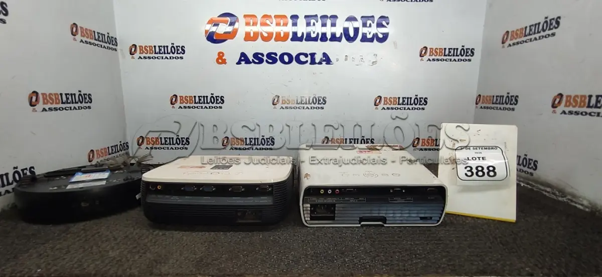 LOTE 388 - 02 PROJETORES E 01 ASPIRADOR ROBÔ. (NO ESTADO) ATENÇÃO! FAZER A VISITAÇÃO ANTES DE ARREMATAR, NÃO SABEMOS SE FUNCIONA, LEILÃO NÃO TEM GARANTIA E NEM DEVOLUÇÃO, SUJEITO A POSSÍVEIS AVARIAS VISÍVEIS/OCULTAS E/OU AUSÊNCIA DE COMPONENTES.