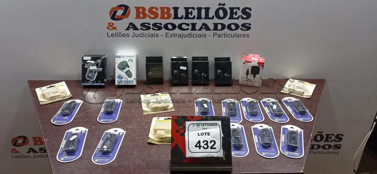 LOTE 432 - 01 LOTE COM VÁRIOS CABOS TIPO C, CARREGADORES DE CELULAR E FONES DE OUVIDO DE MARCAS E MODELOS DIVERSOS. (NO ESTADO) ATENÇÃO! FAZER A VISITAÇÃO ANTES DE ARREMATAR, NÃO SABEMOS SE FUNCIONA, LEILÃO NÃO TEM GARANTIA E NEM DEVOLUÇÃO, SUJEITO A POSSÍVEIS AVARIAS VISÍVEIS/OCULTAS E/OU AUSÊNCIA DE COMPONENTES.