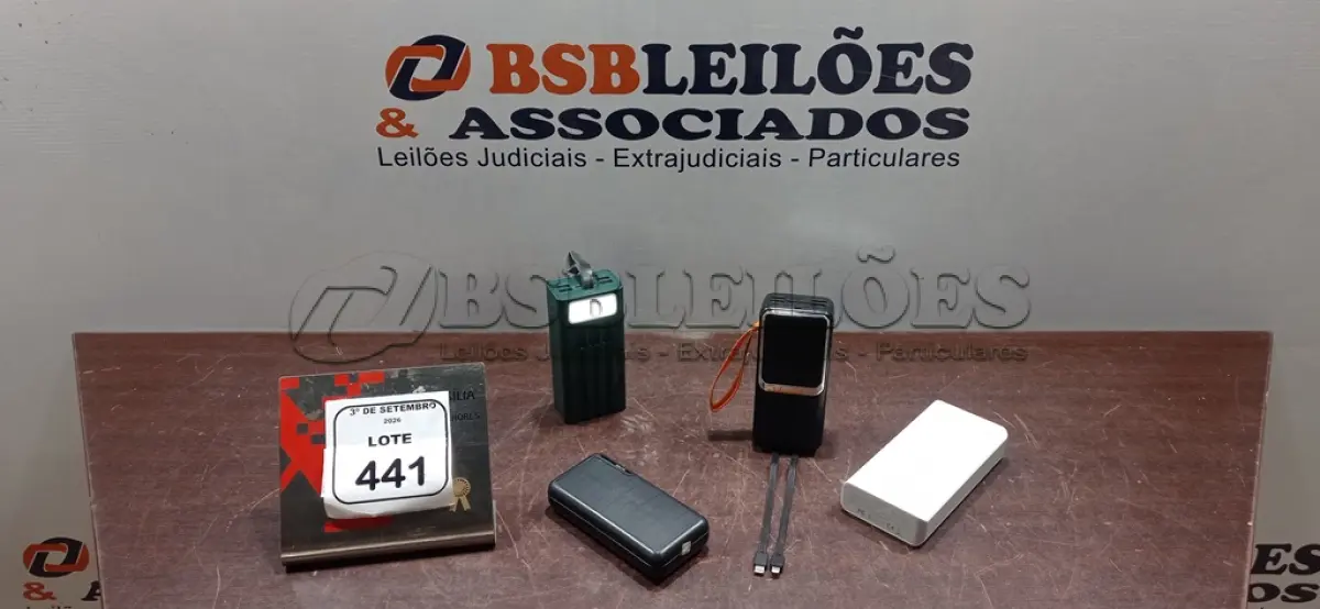 LOTE 441 - 04 POWER BANKS DE MARCAS E MODELOS DIVERSOS. (NO ESTADO) ATENÇÃO! FAZER A VISITAÇÃO ANTES DE ARREMATAR, NÃO SABEMOS SE FUNCIONA, LEILÃO NÃO TEM GARANTIA E NEM DEVOLUÇÃO, SUJEITO A POSSÍVEIS AVARIAS VISÍVEIS/OCULTAS E/OU AUSÊNCIA DE COMPONENTES.