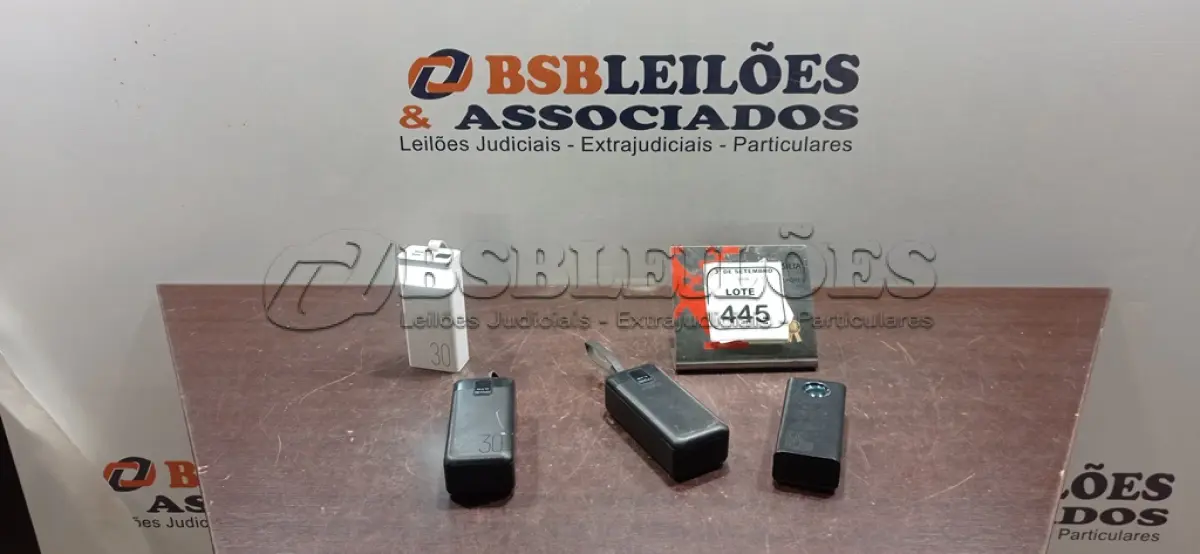 LOTE 445 - 04 POWER BANKS DE MARCAS E MODELOS DIVERSOS. (NO ESTADO) ATENÇÃO! FAZER A VISITAÇÃO ANTES DE ARREMATAR, NÃO SABEMOS SE FUNCIONA, LEILÃO NÃO TEM GARANTIA E NEM DEVOLUÇÃO, SUJEITO A POSSÍVEIS AVARIAS VISÍVEIS/OCULTAS E/OU AUSÊNCIA DE COMPONENTES.
