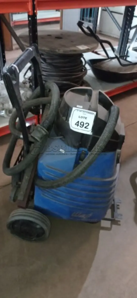 LOTE 492 - 01 ASPIRADOR INDUSTRIAL MODELO FLOOR VAC 1500 MARCA WAP. (NO ESTADO) ATENÇÃO! FAZER A VISITAÇÃO ANTES DE ARREMATAR, NÃO SABEMOS SE FUNCIONA, LEILÃO NÃO TEM GARANTIA E NEM DEVOLUÇÃO, SUJEITO A POSSÍVEIS AVARIAS VISÍVEIS/OCULTAS E/OU AUSÊNCIA DE COMPONENTES.