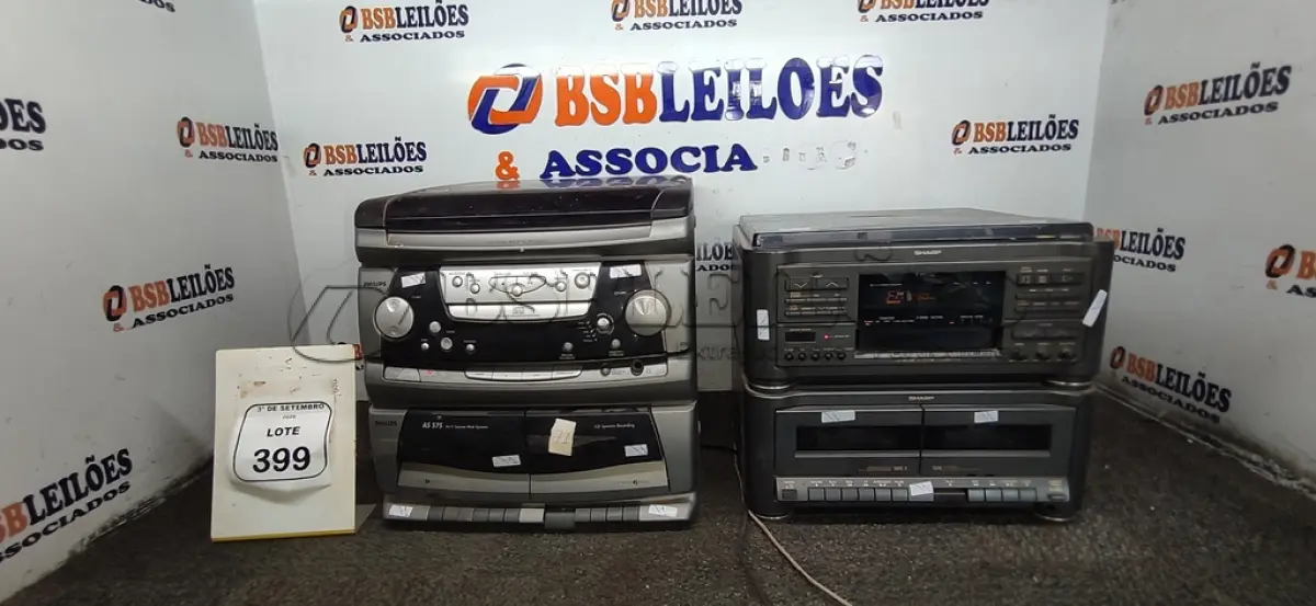 LOTE 399 - 02 APARELHOS DE SOM 3 EM 1. (NO ESTADO) ATENÇÃO! FAZER A VISITAÇÃO ANTES DE ARREMATAR, NÃO SABEMOS SE FUNCIONA, LEILÃO NÃO TEM GARANTIA E NEM DEVOLUÇÃO, SUJEITO A POSSÍVEIS AVARIAS VISÍVEIS/OCULTAS E/OU AUSÊNCIA DE COMPONENTES.