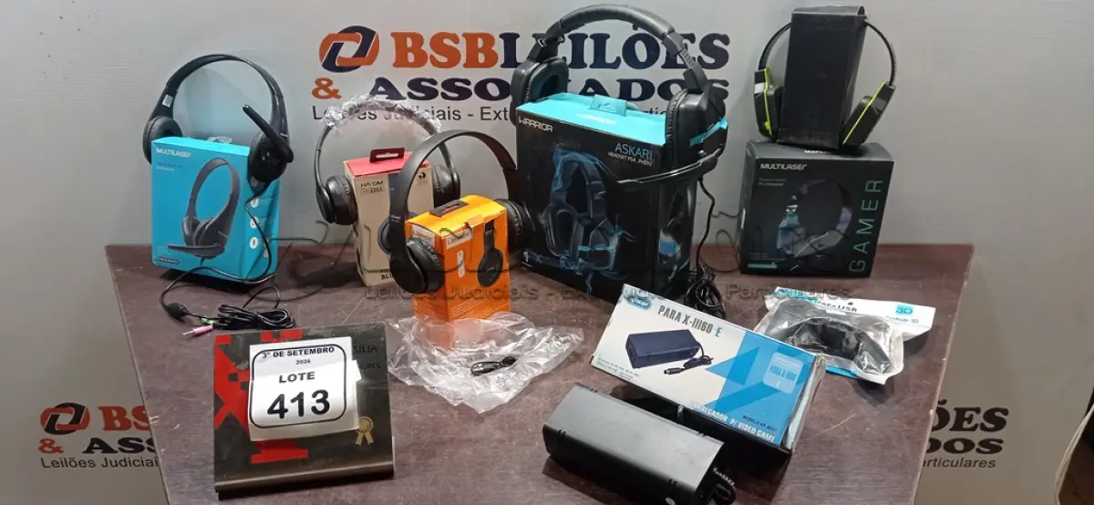 LOTE 413 - 05 HEADPHONES GAMERS, 01 CARREGADOR PARA VÍDEO GAME E 01 CONTROLE USB DE MARCA E MODELOS DIVERSOS. (NO ESTADO) ATENÇÃO! FAZER A VISITAÇÃO ANTES DE ARREMATAR, NÃO SABEMOS SE FUNCIONA, LEILÃO NÃO TEM GARANTIA E NEM DEVOLUÇÃO, SUJEITO A POSSÍVEIS AVARIAS VISÍVEIS/OCULTAS E/OU AUSÊNCIA DE COMPONENTES.