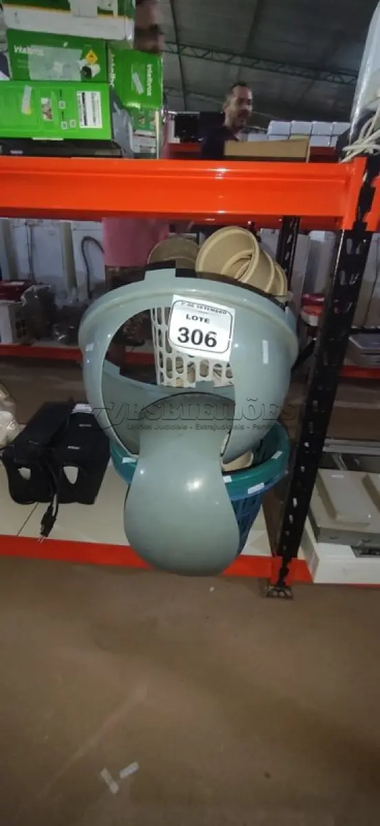 LOTE 306 - 06 CESTOS DE ROUPA E 11 CONEXÕES DE ESGOTO 150MM. (NO ESTADO) ATENÇÃO! FAZER A VISITAÇÃO ANTES DE ARREMATAR, NÃO SABEMOS SE FUNCIONA, LEILÃO NÃO TEM GARANTIA E NEM DEVOLUÇÃO, SUJEITO A POSSÍVEIS AVARIAS VISÍVEIS/OCULTAS E/OU AUSÊNCIA DE COMPONENTES.