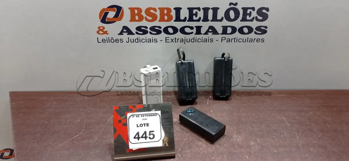 LOTE 445 - 04 POWER BANKS DE MARCAS E MODELOS DIVERSOS. (NO ESTADO) ATENÇÃO! FAZER A VISITAÇÃO ANTES DE ARREMATAR, NÃO SABEMOS SE FUNCIONA, LEILÃO NÃO TEM GARANTIA E NEM DEVOLUÇÃO, SUJEITO A POSSÍVEIS AVARIAS VISÍVEIS/OCULTAS E/OU AUSÊNCIA DE COMPONENTES.