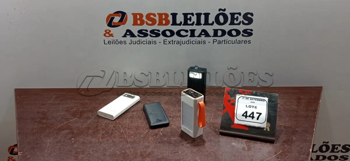 LOTE 447 - 04 POWER BANKS DE MARCAS E MODELOS DIVERSOS. (NO ESTADO) ATENÇÃO! FAZER A VISITAÇÃO ANTES DE ARREMATAR, NÃO SABEMOS SE FUNCIONA, LEILÃO NÃO TEM GARANTIA E NEM DEVOLUÇÃO, SUJEITO A POSSÍVEIS AVARIAS VISÍVEIS/OCULTAS E/OU AUSÊNCIA DE COMPONENTES.