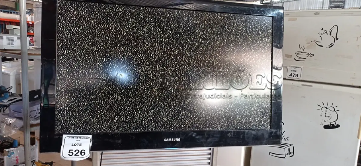 LOTE 526 - 01 TV 40’’ MARCA SAMSUNG. (NO ESTADO) ATENÇÃO! FAZER A VISITAÇÃO ANTES DE ARREMATAR, NÃO SABEMOS SE FUNCIONA, LEILÃO NÃO TEM GARANTIA E NEM DEVOLUÇÃO, SUJEITO A POSSÍVEIS AVARIAS VISÍVEIS/OCULTAS E/OU AUSÊNCIA DE COMPONENTES.
