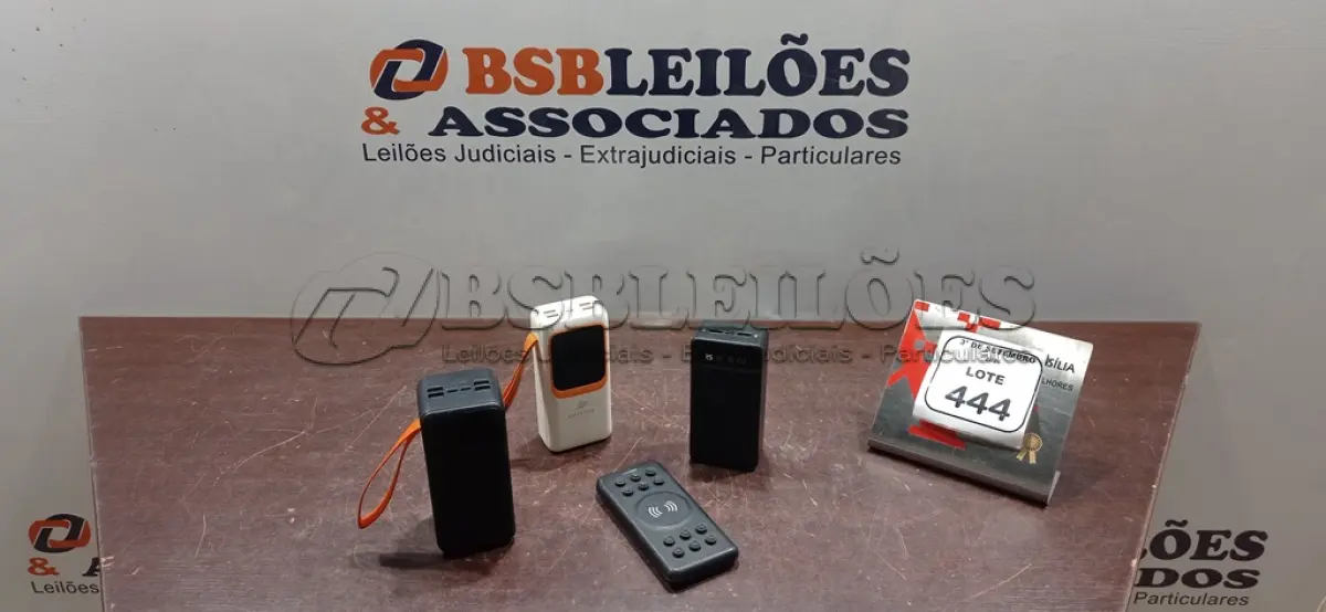 LOTE 444 - 04 POWER BANKS DE MARCAS E MODELOS DIVERSOS. (NO ESTADO) ATENÇÃO! FAZER A VISITAÇÃO ANTES DE ARREMATAR, NÃO SABEMOS SE FUNCIONA, LEILÃO NÃO TEM GARANTIA E NEM DEVOLUÇÃO, SUJEITO A POSSÍVEIS AVARIAS VISÍVEIS/OCULTAS E/OU AUSÊNCIA DE COMPONENTES.