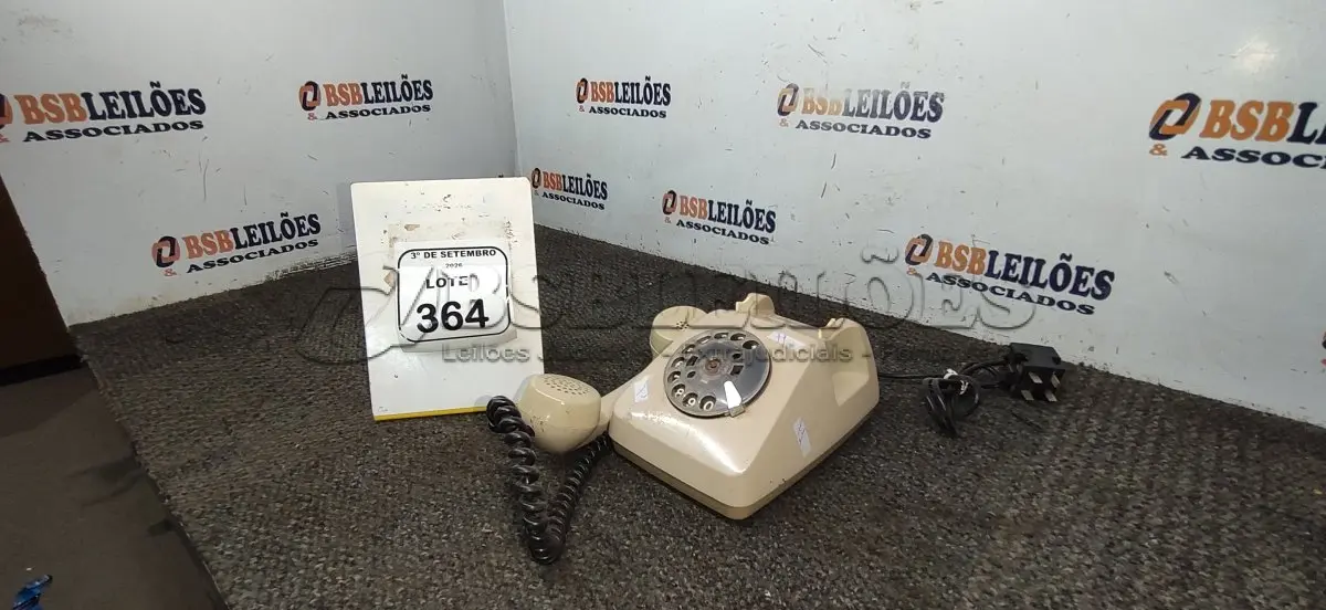 LOTE 364 - 01 APARELHO DE TELEFONE DE DISCO RETRÔ. (NO ESTADO) ATENÇÃO! FAZER A VISITAÇÃO ANTES DE ARREMATAR, NÃO SABEMOS SE FUNCIONA, LEILÃO NÃO TEM GARANTIA E NEM DEVOLUÇÃO, SUJEITO A POSSÍVEIS AVARIAS VISÍVEIS/OCULTAS E/OU AUSÊNCIA DE COMPONENTES.