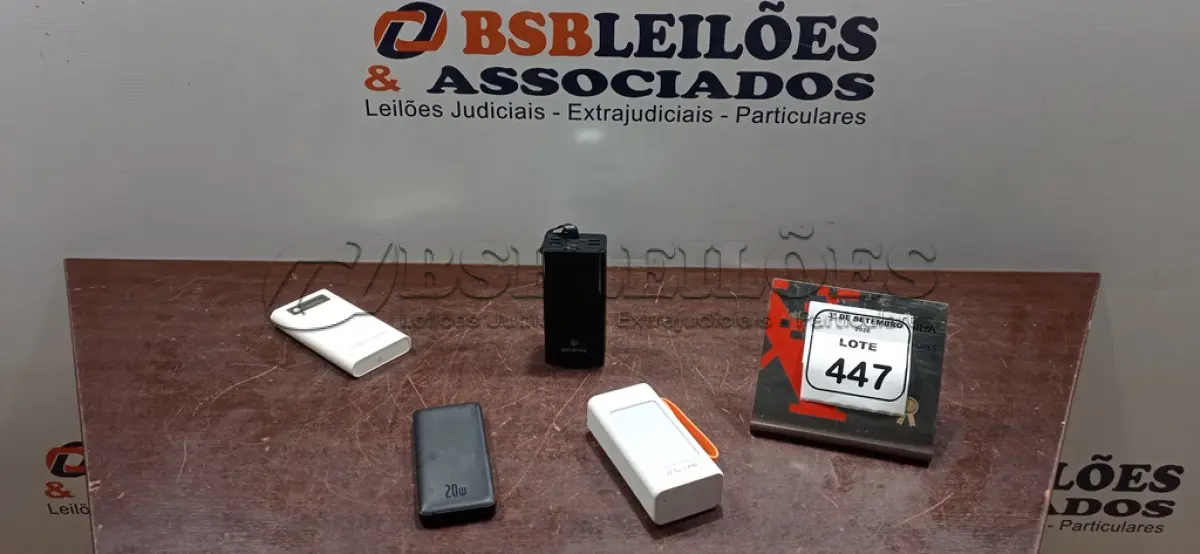 LOTE 447 - 04 POWER BANKS DE MARCAS E MODELOS DIVERSOS. (NO ESTADO) ATENÇÃO! FAZER A VISITAÇÃO ANTES DE ARREMATAR, NÃO SABEMOS SE FUNCIONA, LEILÃO NÃO TEM GARANTIA E NEM DEVOLUÇÃO, SUJEITO A POSSÍVEIS AVARIAS VISÍVEIS/OCULTAS E/OU AUSÊNCIA DE COMPONENTES.