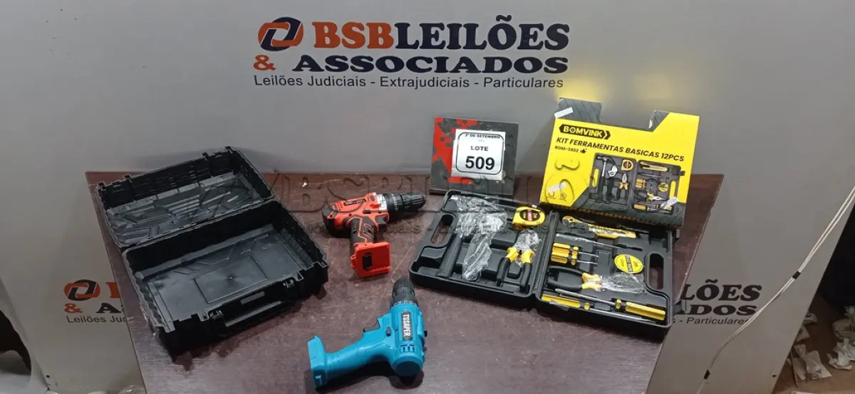 LOTE 509 - 01 KIT DE FERRAMENTAS BÁSICAS E 02 PARAFUSADEIRAS SEM BATERIA. (NO ESTADO) ATENÇÃO! FAZER A VISITAÇÃO ANTES DE ARREMATAR, NÃO SABEMOS SE FUNCIONA, LEILÃO NÃO TEM GARANTIA E NEM DEVOLUÇÃO, SUJEITO A POSSÍVEIS AVARIAS VISÍVEIS/OCULTAS E/OU AUSÊNCIA DE COMPONENTES.