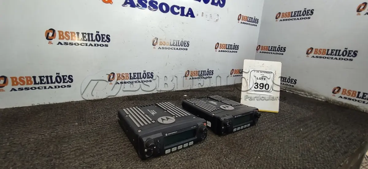 LOTE 390 - 02 RÁDIOS TRANSCEPTORES MARCA MOTOROLA. (NO ESTADO) ATENÇÃO! FAZER A VISITAÇÃO ANTES DE ARREMATAR, NÃO SABEMOS SE FUNCIONA, LEILÃO NÃO TEM GARANTIA E NEM DEVOLUÇÃO, SUJEITO A POSSÍVEIS AVARIAS VISÍVEIS/OCULTAS E/OU AUSÊNCIA DE COMPONENTES.