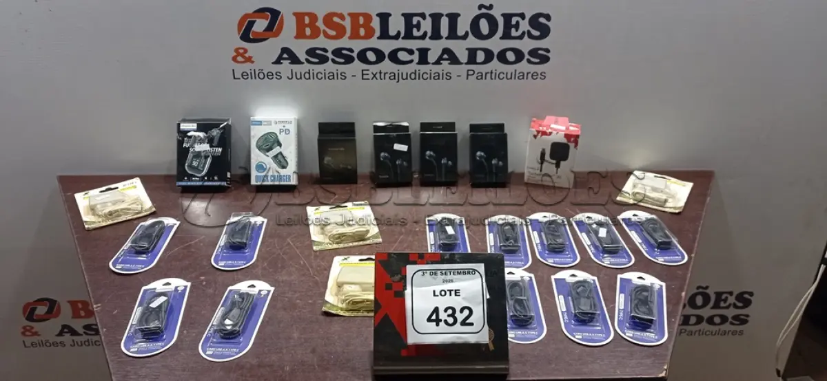 LOTE 432 - 01 LOTE COM VÁRIOS CABOS TIPO C, CARREGADORES DE CELULAR E FONES DE OUVIDO DE MARCAS E MODELOS DIVERSOS. (NO ESTADO) ATENÇÃO! FAZER A VISITAÇÃO ANTES DE ARREMATAR, NÃO SABEMOS SE FUNCIONA, LEILÃO NÃO TEM GARANTIA E NEM DEVOLUÇÃO, SUJEITO A POSSÍVEIS AVARIAS VISÍVEIS/OCULTAS E/OU AUSÊNCIA DE COMPONENTES.