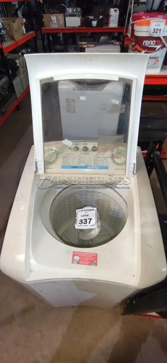 LOTE 337 - 01 MÁQUINA DE LAVAR 127V 8KG MARCA ELECTROLUX. (NO ESTADO) ATENÇÃO! FAZER A VISITAÇÃO ANTES DE ARREMATAR, NÃO SABEMOS SE FUNCIONA, LEILÃO NÃO TEM GARANTIA E NEM DEVOLUÇÃO, SUJEITO A POSSÍVEIS AVARIAS VISÍVEIS/OCULTAS E/OU AUSÊNCIA DE COMPONENTES.