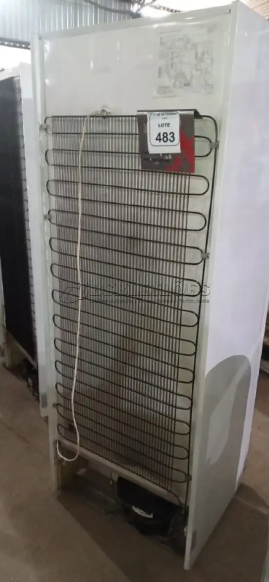 LOTE 483 - 01 GELADEIRA 220V MARCA BOSCH.  (NO ESTADO) ATENÇÃO! FAZER A VISITAÇÃO ANTES DE ARREMATAR, NÃO SABEMOS SE FUNCIONA, LEILÃO NÃO TEM GARANTIA E NEM DEVOLUÇÃO, SUJEITO A POSSÍVEIS AVARIAS VISÍVEIS/OCULTAS E/OU AUSÊNCIA DE COMPONENTES.