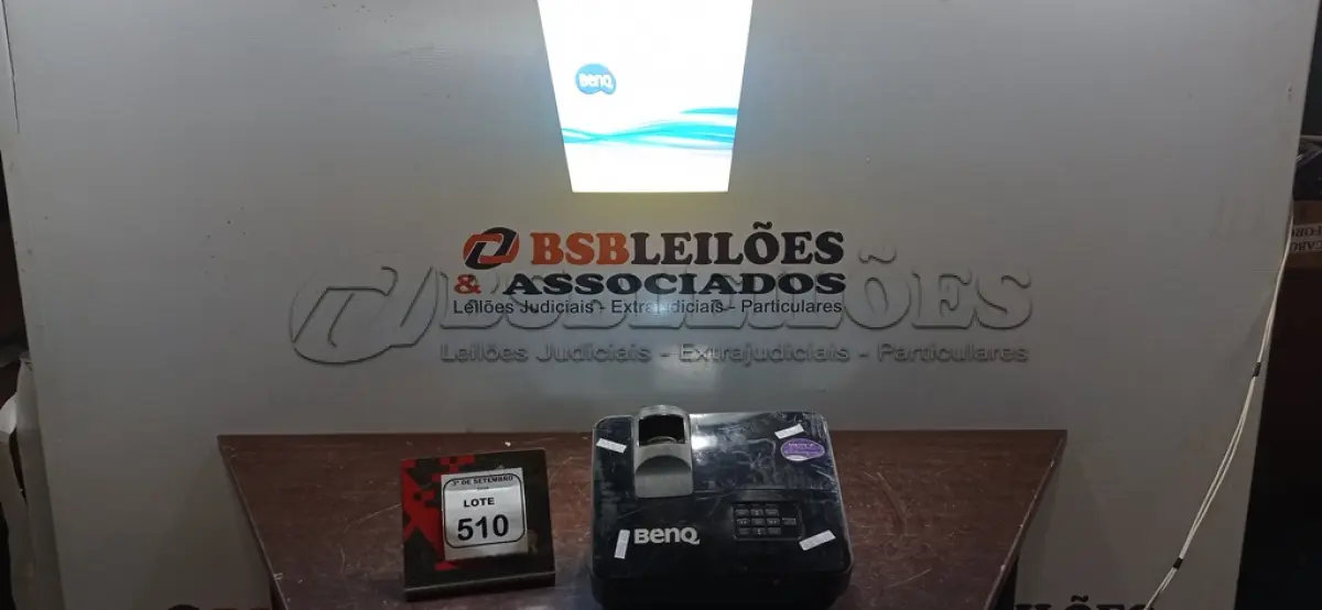 LOTE 510 - 01 PROJETOR MARCA BENQ SEM CABOS. (NO ESTADO) ATENÇÃO! FAZER A VISITAÇÃO ANTES DE ARREMATAR, NÃO SABEMOS SE FUNCIONA, LEILÃO NÃO TEM GARANTIA E NEM DEVOLUÇÃO, SUJEITO A POSSÍVEIS AVARIAS VISÍVEIS/OCULTAS E/OU AUSÊNCIA DE COMPONENTES.