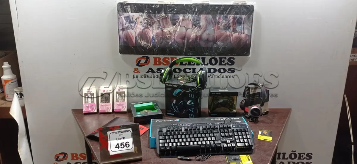 LOTE 456 - 01 TECLADO DE PC, 02 HEADPHONES, 01 CONTROLE DE VÍDEO GAME, 02 MOUSES PAD, 01 MOUSE GAMER, 03 FONES DE OUVIDO E 03 ADAPTADORES DE MICRO USB. (NO ESTADO) ATENÇÃO! FAZER A VISITAÇÃO ANTES DE ARREMATAR, NÃO SABEMOS SE FUNCIONA, LEILÃO NÃO TEM GARANTIA E NEM DEVOLUÇÃO, SUJEITO A POSSÍVEIS AVARIAS VISÍVEIS/OCULTAS E/OU AUSÊNCIA DE COMPONENTES.