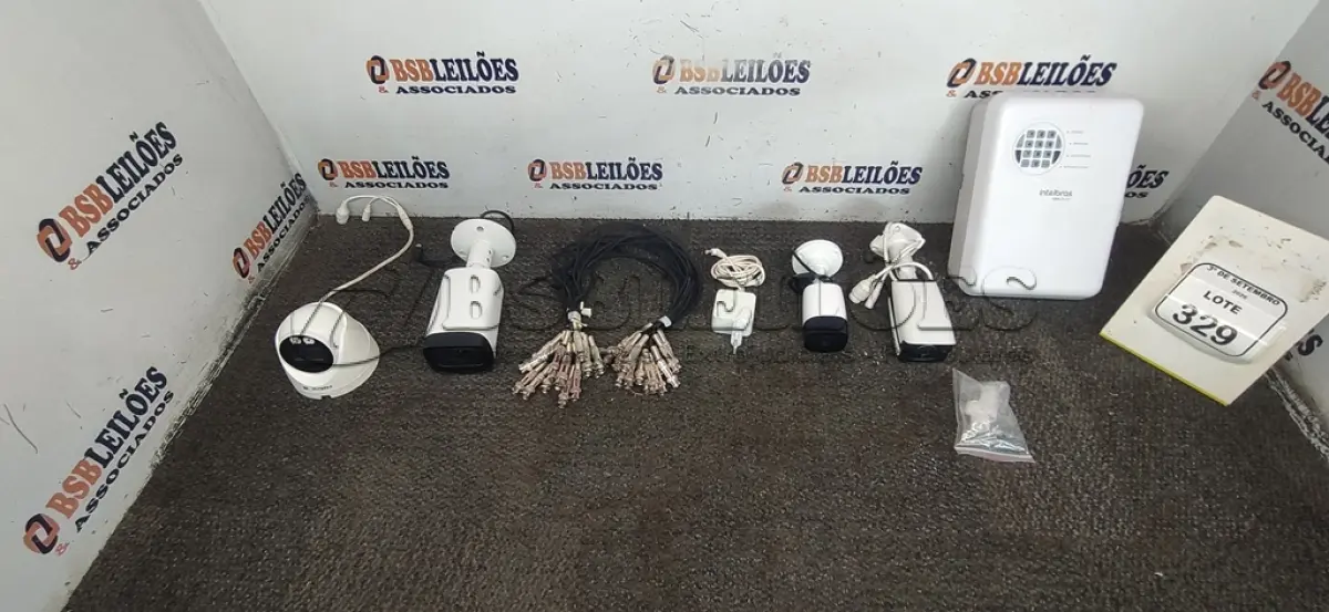 LOTE 329 - 03 CÂMERAS BULLET, 01 CENTRAL DE ALARME, 01 CÂMERA DOME E VÁRIOS CONECTORES BNC COM MOLAS. (NO ESTADO) ATENÇÃO! FAZER A VISITAÇÃO ANTES DE ARREMATAR, NÃO SABEMOS SE FUNCIONA, LEILÃO NÃO TEM GARANTIA E NEM DEVOLUÇÃO, SUJEITO A POSSÍVEIS AVARIAS VISÍVEIS/OCULTAS E/OU AUSÊNCIA DE COMPONENTES.