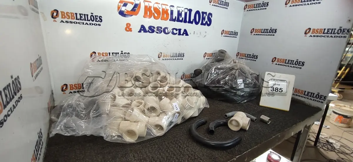 LOTE 385 - 01 LOTE COM VÁRIAS LUVAS ELETRODO E 64 CURVAS ELETRODO E TÊS ROSCÁVEIS DE 1 1/4. (NO ESTADO) ATENÇÃO! FAZER A VISITAÇÃO ANTES DE ARREMATAR, NÃO SABEMOS SE FUNCIONA, LEILÃO NÃO TEM GARANTIA E NEM DEVOLUÇÃO, SUJEITO A POSSÍVEIS AVARIAS VISÍVEIS/OCULTAS E/OU AUSÊNCIA DE COMPONENTES.