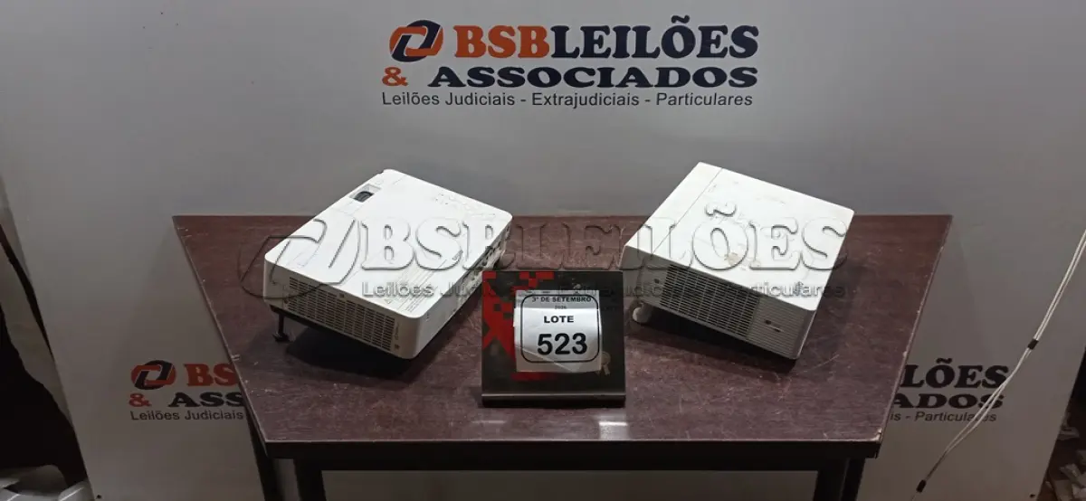 LOTE 523 - 02 PROJETORES SEM CABOS. (NO ESTADO) ATENÇÃO! FAZER A VISITAÇÃO ANTES DE ARREMATAR, NÃO SABEMOS SE FUNCIONA, LEILÃO NÃO TEM GARANTIA E NEM DEVOLUÇÃO, SUJEITO A POSSÍVEIS AVARIAS VISÍVEIS/OCULTAS E/OU AUSÊNCIA DE COMPONENTES.