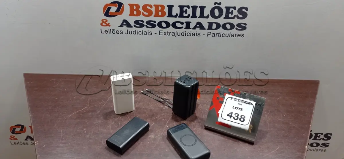 LOTE 438 - 04 POWER BANKS DE MARCAS E MODELOS DIVERSOS. (NO ESTADO) ATENÇÃO! FAZER A VISITAÇÃO ANTES DE ARREMATAR, NÃO SABEMOS SE FUNCIONA, LEILÃO NÃO TEM GARANTIA E NEM DEVOLUÇÃO, SUJEITO A POSSÍVEIS AVARIAS VISÍVEIS/OCULTAS E/OU AUSÊNCIA DE COMPONENTES.