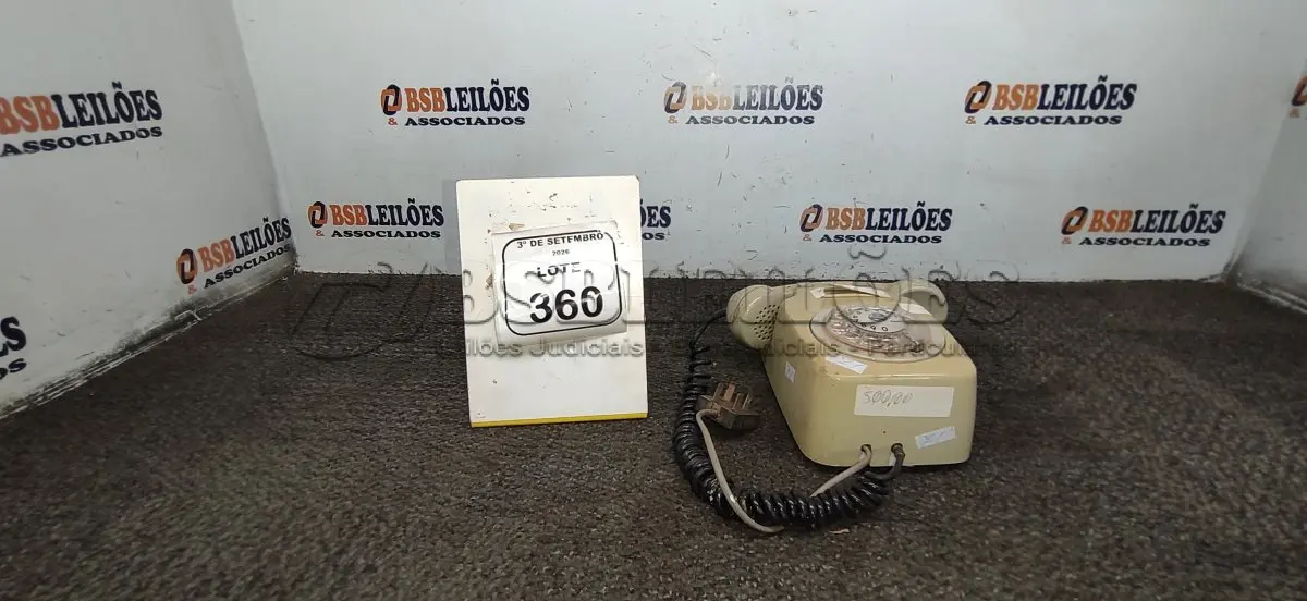 LOTE 360 - 01 APARELHO DE TELEFONE DE DISCO RETRÔ. (NO ESTADO) ATENÇÃO! FAZER A VISITAÇÃO ANTES DE ARREMATAR, NÃO SABEMOS SE FUNCIONA, LEILÃO NÃO TEM GARANTIA E NEM DEVOLUÇÃO, SUJEITO A POSSÍVEIS AVARIAS VISÍVEIS/OCULTAS E/OU AUSÊNCIA DE COMPONENTES.