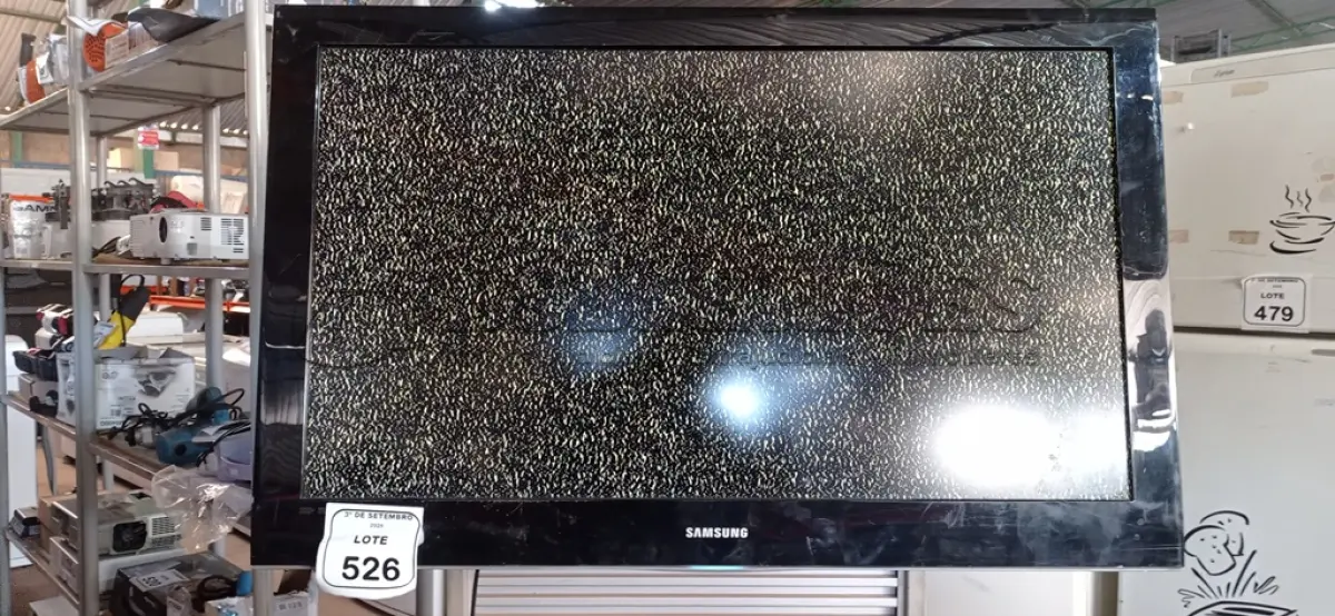 LOTE 526 - 01 TV 40’’ MARCA SAMSUNG. (NO ESTADO) ATENÇÃO! FAZER A VISITAÇÃO ANTES DE ARREMATAR, NÃO SABEMOS SE FUNCIONA, LEILÃO NÃO TEM GARANTIA E NEM DEVOLUÇÃO, SUJEITO A POSSÍVEIS AVARIAS VISÍVEIS/OCULTAS E/OU AUSÊNCIA DE COMPONENTES.