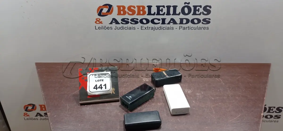 LOTE 441 - 04 POWER BANKS DE MARCAS E MODELOS DIVERSOS. (NO ESTADO) ATENÇÃO! FAZER A VISITAÇÃO ANTES DE ARREMATAR, NÃO SABEMOS SE FUNCIONA, LEILÃO NÃO TEM GARANTIA E NEM DEVOLUÇÃO, SUJEITO A POSSÍVEIS AVARIAS VISÍVEIS/OCULTAS E/OU AUSÊNCIA DE COMPONENTES.