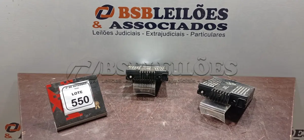 LOTE 550 - 02 RÁDIOS TRANSCEPTORES MARCA MOTOROLA. (NO ESTADO) ATENÇÃO! FAZER A VISITAÇÃO ANTES DE ARREMATAR, NÃO SABEMOS SE FUNCIONA, LEILÃO NÃO TEM GARANTIA E NEM DEVOLUÇÃO, SUJEITO A POSSÍVEIS AVARIAS VISÍVEIS/OCULTAS E/OU AUSÊNCIA DE COMPONENTES.