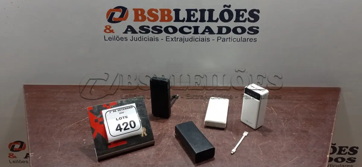 LOTE 420 - 04 POWER BANKS DE MARCAS E MODELOS DIVERSOS. (NO ESTADO) ATENÇÃO! FAZER A VISITAÇÃO ANTES DE ARREMATAR, NÃO SABEMOS SE FUNCIONA, LEILÃO NÃO TEM GARANTIA E NEM DEVOLUÇÃO, SUJEITO A POSSÍVEIS AVARIAS VISÍVEIS/OCULTAS E/OU AUSÊNCIA DE COMPONENTES.
