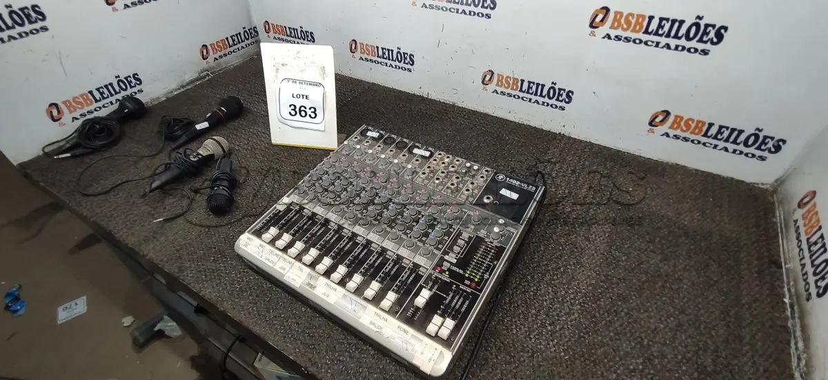 LOTE 363 - 01MESA DE SOM MODELO 1402-VLZ3 E 04 MICROFONES DE MARCAS E MODELOS DIVERSOS. (NO ESTADO) ATENÇÃO! FAZER A VISITAÇÃO ANTES DE ARREMATAR, NÃO SABEMOS SE FUNCIONA, LEILÃO NÃO TEM GARANTIA E NEM DEVOLUÇÃO, SUJEITO A POSSÍVEIS AVARIAS VISÍVEIS/OCULTAS E/OU AUSÊNCIA DE COMPONENTES.
