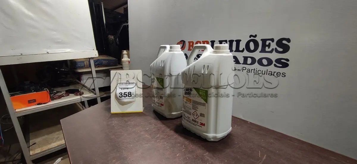 LOTE 358 - 02 GALÕES DE DETERGENTE ALCALINO CLORADO DE 5L CADA MARCA SCOTCH-BRITE. (NO ESTADO) ATENÇÃO! FAZER A VISITAÇÃO ANTES DE ARREMATAR, NÃO SABEMOS SE FUNCIONA, LEILÃO NÃO TEM GARANTIA E NEM DEVOLUÇÃO, SUJEITO A POSSÍVEIS AVARIAS VISÍVEIS/OCULTAS E/OU AUSÊNCIA DE COMPONENTES.