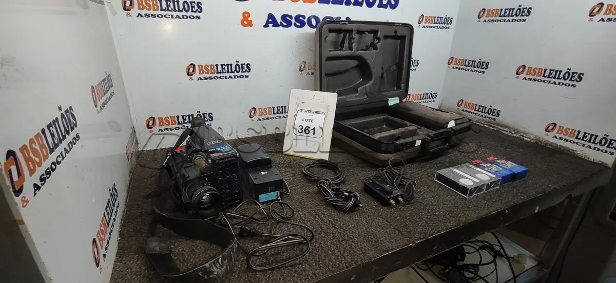 LOTE 361 - 01 FILMADORA MODELO OMNIMOVIE VHS MARCA PANASONIC COM MALETA. (NO ESTADO) ATENÇÃO! FAZER A VISITAÇÃO ANTES DE ARREMATAR, NÃO SABEMOS SE FUNCIONA, LEILÃO NÃO TEM GARANTIA E NEM DEVOLUÇÃO, SUJEITO A POSSÍVEIS AVARIAS VISÍVEIS/OCULTAS E/OU AUSÊNCIA DE COMPONENTES.
