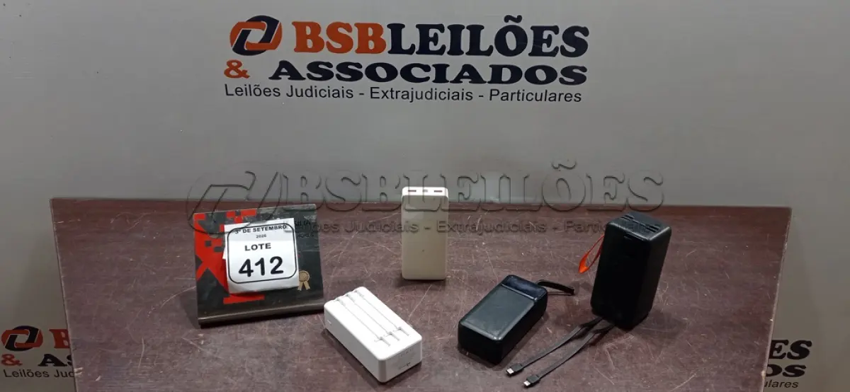 LOTE 412 - 04 POWER BANKS DE MARCAS E MODELOS DIVERSOS. (NO ESTADO) ATENÇÃO! FAZER A VISITAÇÃO ANTES DE ARREMATAR, NÃO SABEMOS SE FUNCIONA, LEILÃO NÃO TEM GARANTIA E NEM DEVOLUÇÃO, SUJEITO A POSSÍVEIS AVARIAS VISÍVEIS/OCULTAS E/OU AUSÊNCIA DE COMPONENTES.