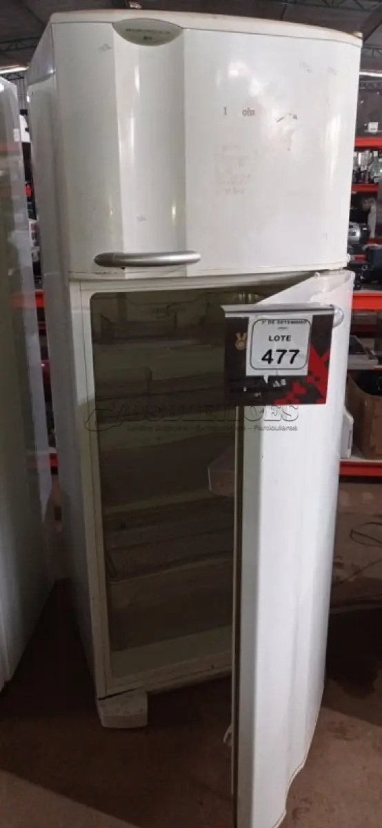 LOTE 477 - 01 GELADEIRA 220V MARCA ELECTROLUX. (NO ESTADO) ATENÇÃO! FAZER A VISITAÇÃO ANTES DE ARREMATAR, NÃO SABEMOS SE FUNCIONA, LEILÃO NÃO TEM GARANTIA E NEM DEVOLUÇÃO, SUJEITO A POSSÍVEIS AVARIAS VISÍVEIS/OCULTAS E/OU AUSÊNCIA DE COMPONENTES.