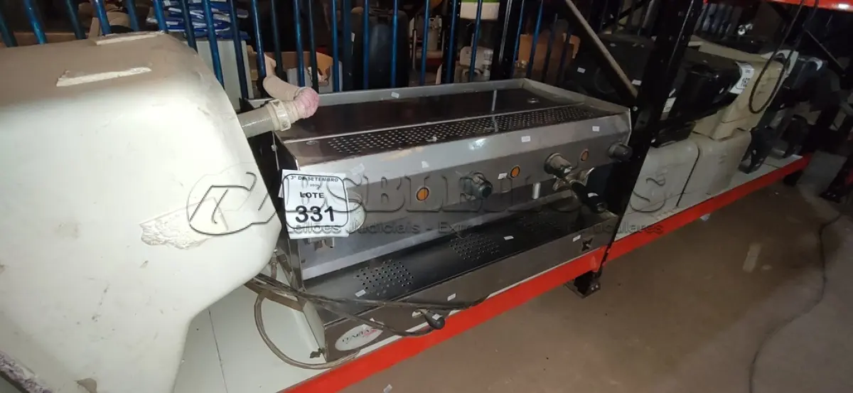 LOTE 331 - 01 CAFETEIRA INDUSTRIAL. (NO ESTADO) ATENÇÃO! FAZER A VISITAÇÃO ANTES DE ARREMATAR, NÃO SABEMOS SE FUNCIONA, LEILÃO NÃO TEM GARANTIA E NEM DEVOLUÇÃO, SUJEITO A POSSÍVEIS AVARIAS VISÍVEIS/OCULTAS E/OU AUSÊNCIA DE COMPONENTES.