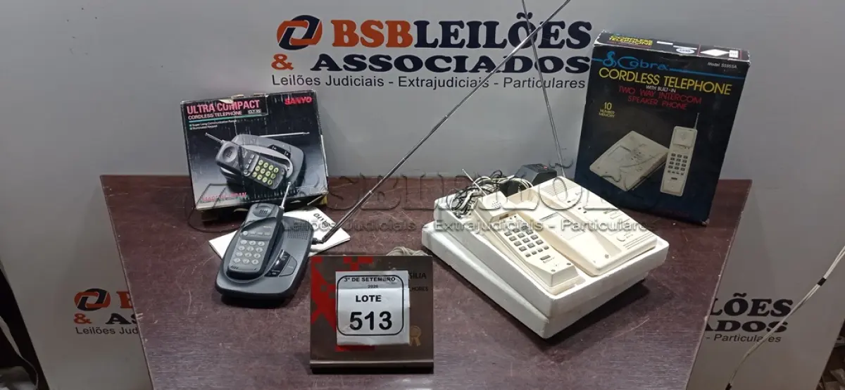 LOTE 513 - 01 APARELHO DE TELEFONE ANTIGO SEM FIO MARCA SANYO E 01 SECRETÁRIA ELETRONICA. (NO ESTADO) ATENÇÃO! FAZER A VISITAÇÃO ANTES DE ARREMATAR, NÃO SABEMOS SE FUNCIONA, LEILÃO NÃO TEM GARANTIA E NEM DEVOLUÇÃO, SUJEITO A POSSÍVEIS AVARIAS VISÍVEIS/OCULTAS E/OU AUSÊNCIA DE COMPONENTES.