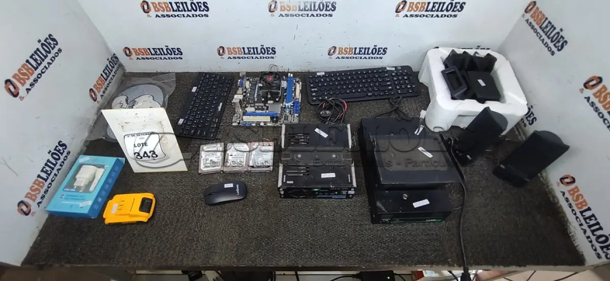LOTE 343 - 01 CONVERSOR FLUTUADOR CHAVEADO, 01 FONTE DE ALIMENTAÇÃO, 01 PLACA MÃE, 3 HDS, 02 CAIXAS DE SOM MULTIMIDIA, 02 TECLADOS, 01 MOUSE E VÁRIOS SUPORTES PARA CELULAR. (NO ESTADO) ATENÇÃO! FAZER A VISITAÇÃO ANTES DE ARREMATAR, NÃO SABEMOS SE FUNCIONA, LEILÃO NÃO TEM GARANTIA E NEM DEVOLUÇÃO, SUJEITO A POSSÍVEIS AVARIAS VISÍVEIS/OCULTAS E/OU AUSÊNCIA DE COMPONENTES.