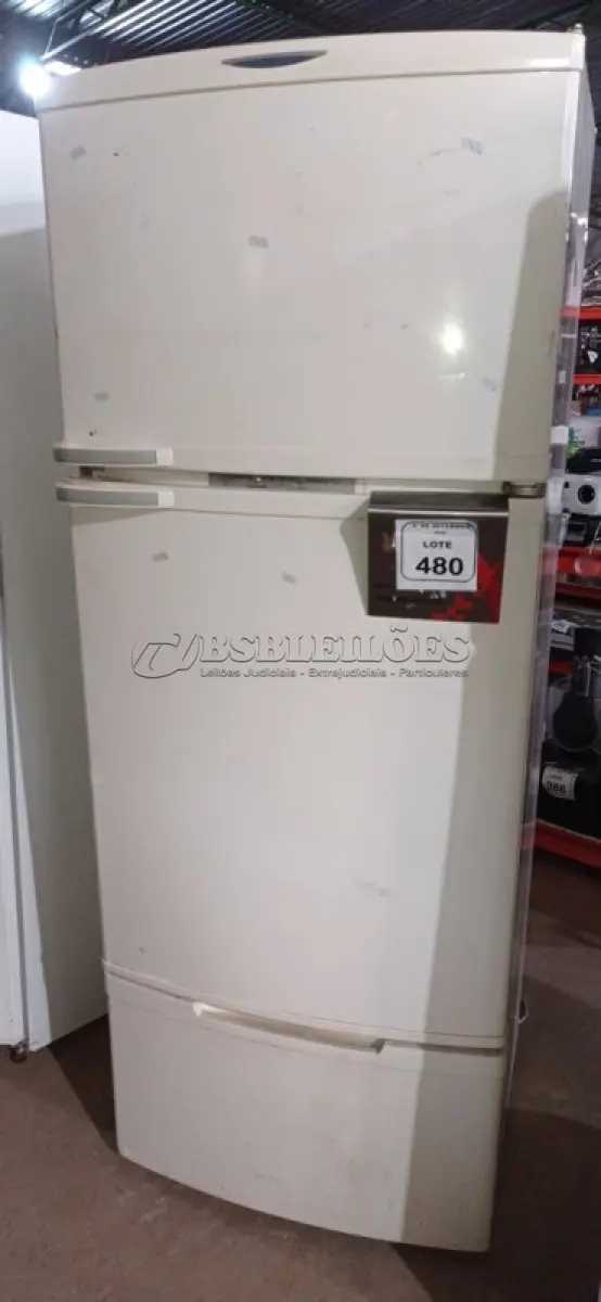 LOTE 480 - 01 GELADEIRA 220V MARCA BRASTEMP. (NO ESTADO) ATENÇÃO! FAZER A VISITAÇÃO ANTES DE ARREMATAR, NÃO SABEMOS SE FUNCIONA, LEILÃO NÃO TEM GARANTIA E NEM DEVOLUÇÃO, SUJEITO A POSSÍVEIS AVARIAS VISÍVEIS/OCULTAS E/OU AUSÊNCIA DE COMPONENTES.