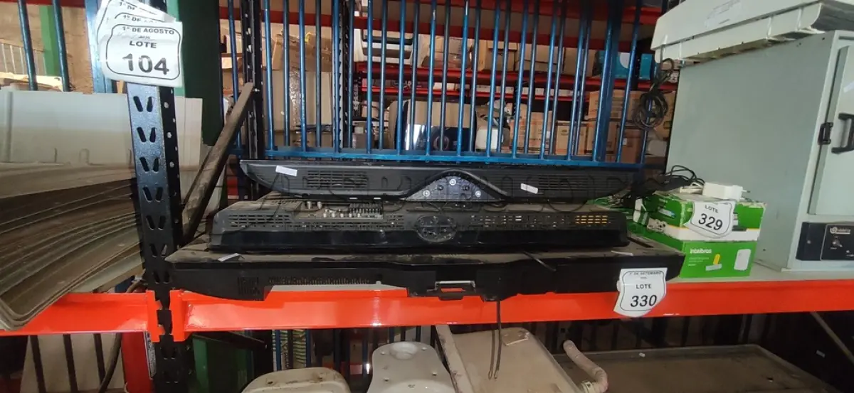 LOTE 330 - 03 TVS DE TAMANHOS E MARCAS DIVERSAS PARA RETIRADA DE PEÇAS. (NO ESTADO) ATENÇÃO! FAZER A VISITAÇÃO ANTES DE ARREMATAR, NÃO SABEMOS SE FUNCIONA, LEILÃO NÃO TEM GARANTIA E NEM DEVOLUÇÃO, SUJEITO A POSSÍVEIS AVARIAS VISÍVEIS/OCULTAS E/OU AUSÊNCIA DE COMPONENTES.