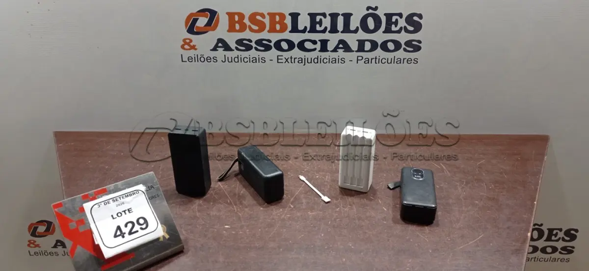 LOTE 429 - 04 POWER BANKS DE MARCAS E MODELOS DIVERSOS. (NO ESTADO) ATENÇÃO! FAZER A VISITAÇÃO ANTES DE ARREMATAR, NÃO SABEMOS SE FUNCIONA, LEILÃO NÃO TEM GARANTIA E NEM DEVOLUÇÃO, SUJEITO A POSSÍVEIS AVARIAS VISÍVEIS/OCULTAS E/OU AUSÊNCIA DE COMPONENTES.