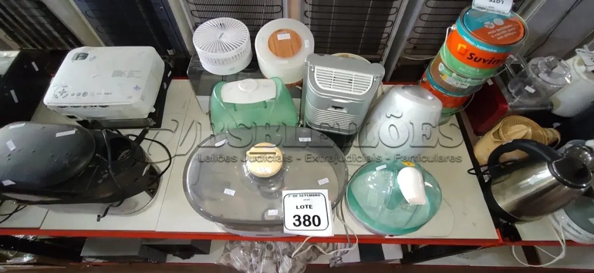 LOTE 380 - 06 UMIDIFICADORES DE AR, 01 DESUMIDIFICADOR, 01 VENTILADOR DE MESA E 01 LUMINÁRIAS DE MARCAS E MODELOS DIVERSOS. (NO ESTADO) ATENÇÃO! FAZER A VISITAÇÃO ANTES DE ARREMATAR, NÃO SABEMOS SE FUNCIONA, LEILÃO NÃO TEM GARANTIA E NEM DEVOLUÇÃO, SUJEITO A POSSÍVEIS AVARIAS VISÍVEIS/OCULTAS E/OU AUSÊNCIA DE COMPONENTES.