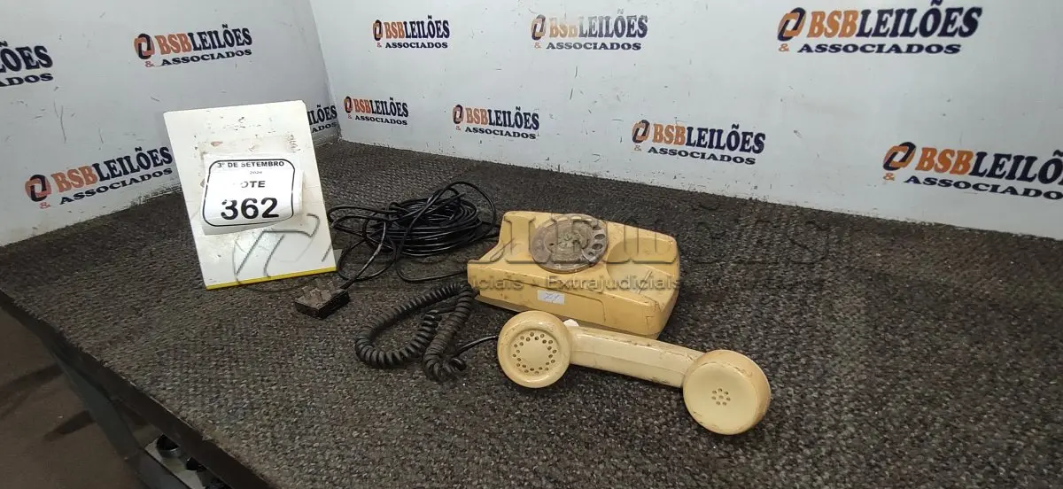 LOTE 362 - 01 APARELHO DE TELEFONE DE DISCO RETRÔ. (NO ESTADO) ATENÇÃO! FAZER A VISITAÇÃO ANTES DE ARREMATAR, NÃO SABEMOS SE FUNCIONA, LEILÃO NÃO TEM GARANTIA E NEM DEVOLUÇÃO, SUJEITO A POSSÍVEIS AVARIAS VISÍVEIS/OCULTAS E/OU AUSÊNCIA DE COMPONENTES.