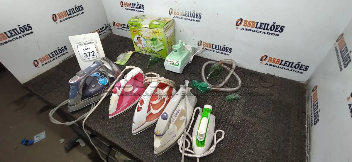 LOTE 372 - 01 NEBULIZADOR/INALADOR E 05 FERROS DE PASSAR DE MARCAS E MODELOS DIVERSOS. (NO ESTADO) ATENÇÃO! FAZER A VISITAÇÃO ANTES DE ARREMATAR, NÃO SABEMOS SE FUNCIONA, LEILÃO NÃO TEM GARANTIA E NEM DEVOLUÇÃO, SUJEITO A POSSÍVEIS AVARIAS VISÍVEIS/OCULTAS E/OU AUSÊNCIA DE COMPONENTES.