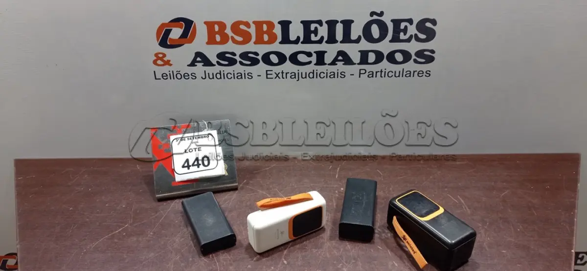 LOTE 440 - 04 POWER BANKS DE MARCAS E MODELOS DIVERSOS. (NO ESTADO) ATENÇÃO! FAZER A VISITAÇÃO ANTES DE ARREMATAR, NÃO SABEMOS SE FUNCIONA, LEILÃO NÃO TEM GARANTIA E NEM DEVOLUÇÃO, SUJEITO A POSSÍVEIS AVARIAS VISÍVEIS/OCULTAS E/OU AUSÊNCIA DE COMPONENTES.
