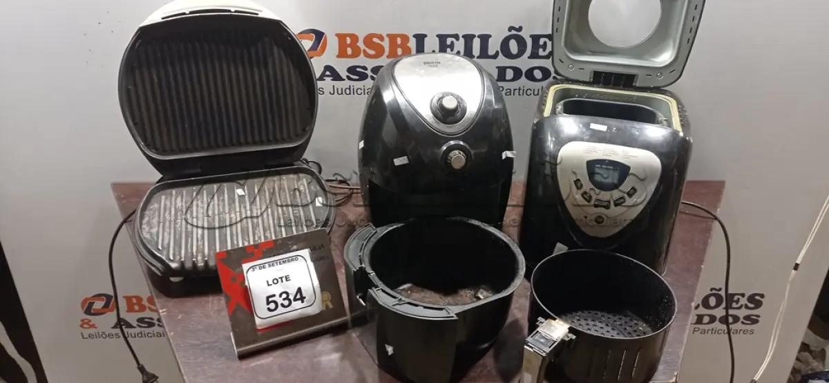 LOTE 534 - 01 AIR FRYER, 01 PANIFICADORA E 01 GRILL. (NO ESTADO) ATENÇÃO! FAZER A VISITAÇÃO ANTES DE ARREMATAR, NÃO SABEMOS SE FUNCIONA, LEILÃO NÃO TEM GARANTIA E NEM DEVOLUÇÃO, SUJEITO A POSSÍVEIS AVARIAS VISÍVEIS/OCULTAS E/OU AUSÊNCIA DE COMPONENTES.