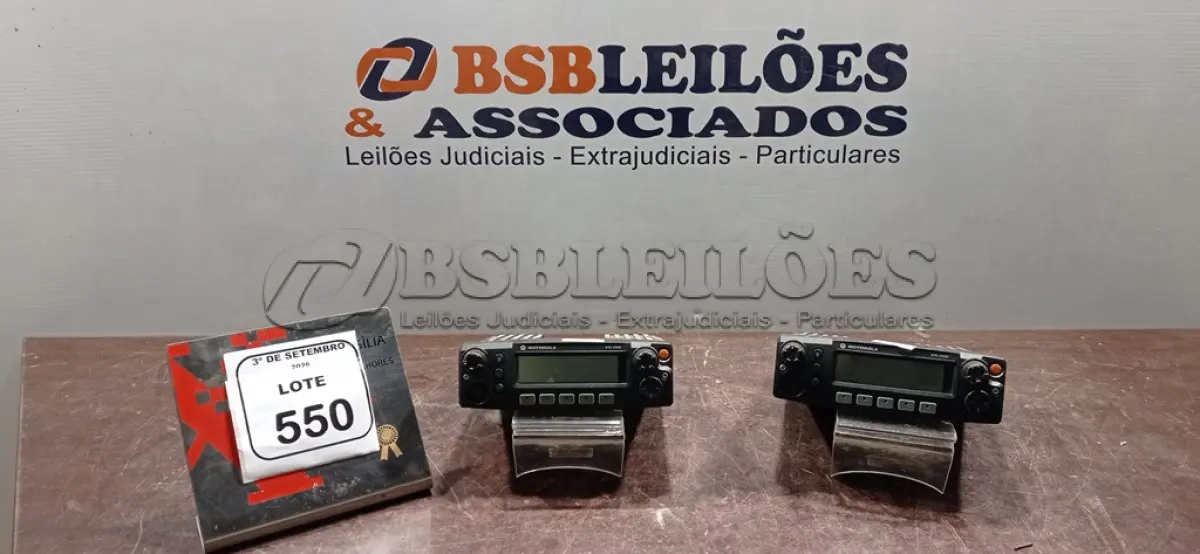 LOTE 550 - 02 RÁDIOS TRANSCEPTORES MARCA MOTOROLA. (NO ESTADO) ATENÇÃO! FAZER A VISITAÇÃO ANTES DE ARREMATAR, NÃO SABEMOS SE FUNCIONA, LEILÃO NÃO TEM GARANTIA E NEM DEVOLUÇÃO, SUJEITO A POSSÍVEIS AVARIAS VISÍVEIS/OCULTAS E/OU AUSÊNCIA DE COMPONENTES.